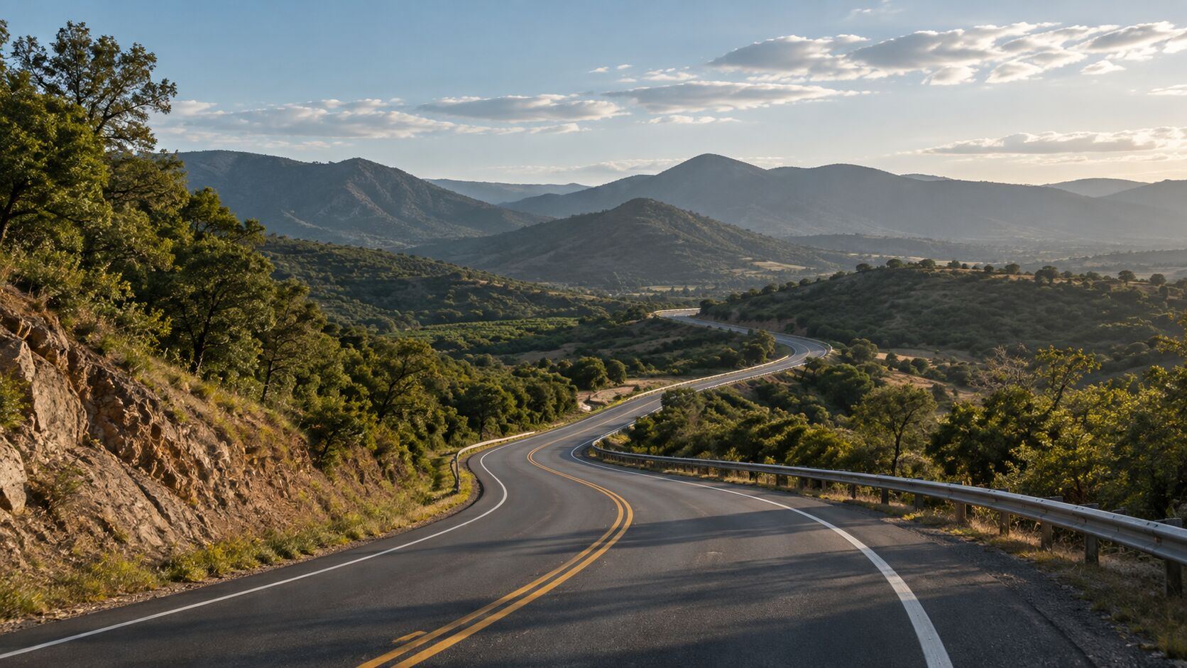 Carretera sinuosa entre cerros boscosos